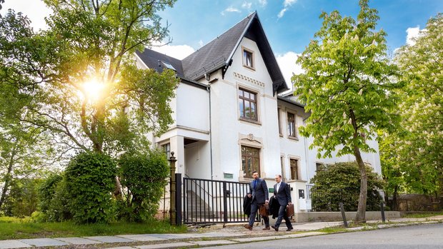 A competent lawyer specializing in inheritance law advises his clients in Chemnitz.